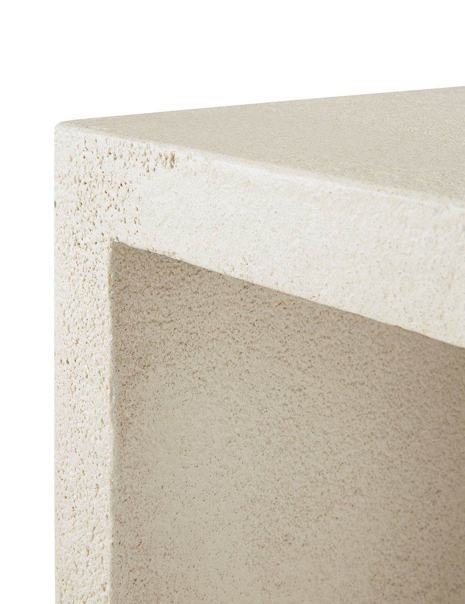 Detailaufnahme der Elements Konsole von Ethnicraft in Off White Microcement. Moderne Wohnzimmermöbel.