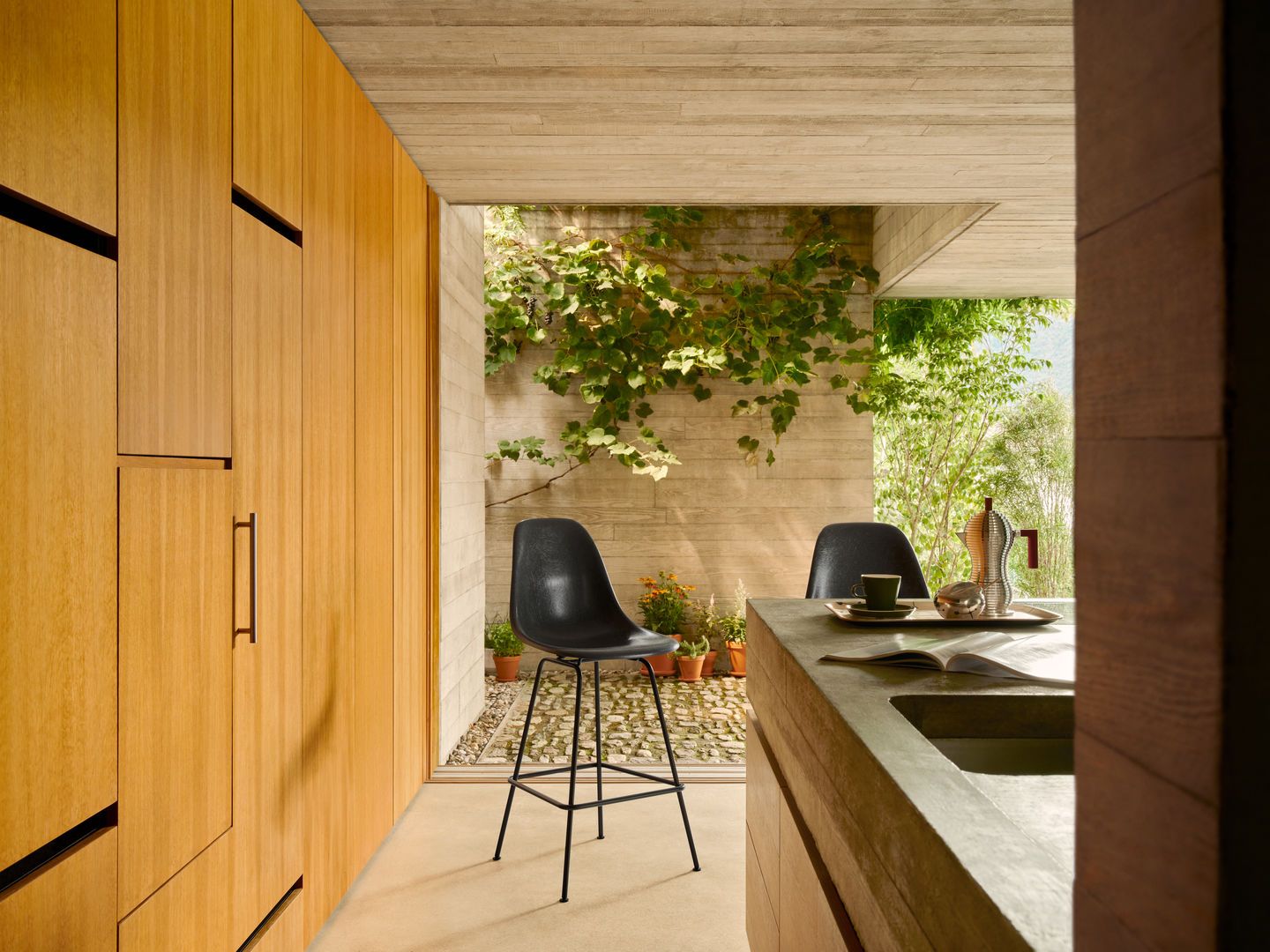 Eames Fiberglass Bar Stool Medium Barhocker Vitra