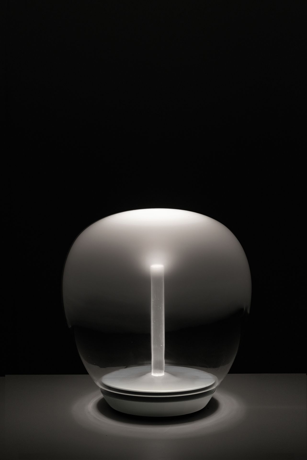 Nahaufnahme der Artemide Empatia Tischleuchte: Glas, Licht, modernes Design, stimmungsvolle Beleuchtung.