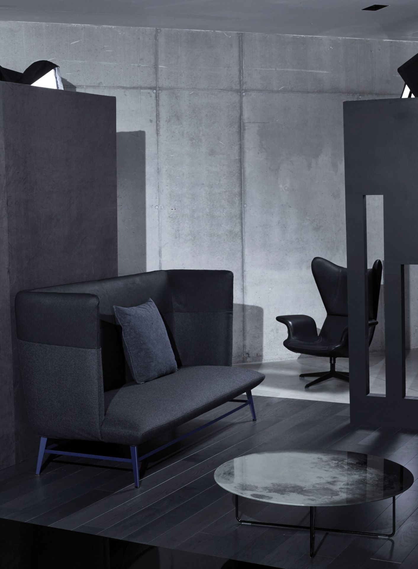 My Moon My Mirror Couchtisch von Moroso Diesel mit Sofa und Sessel in Grau.