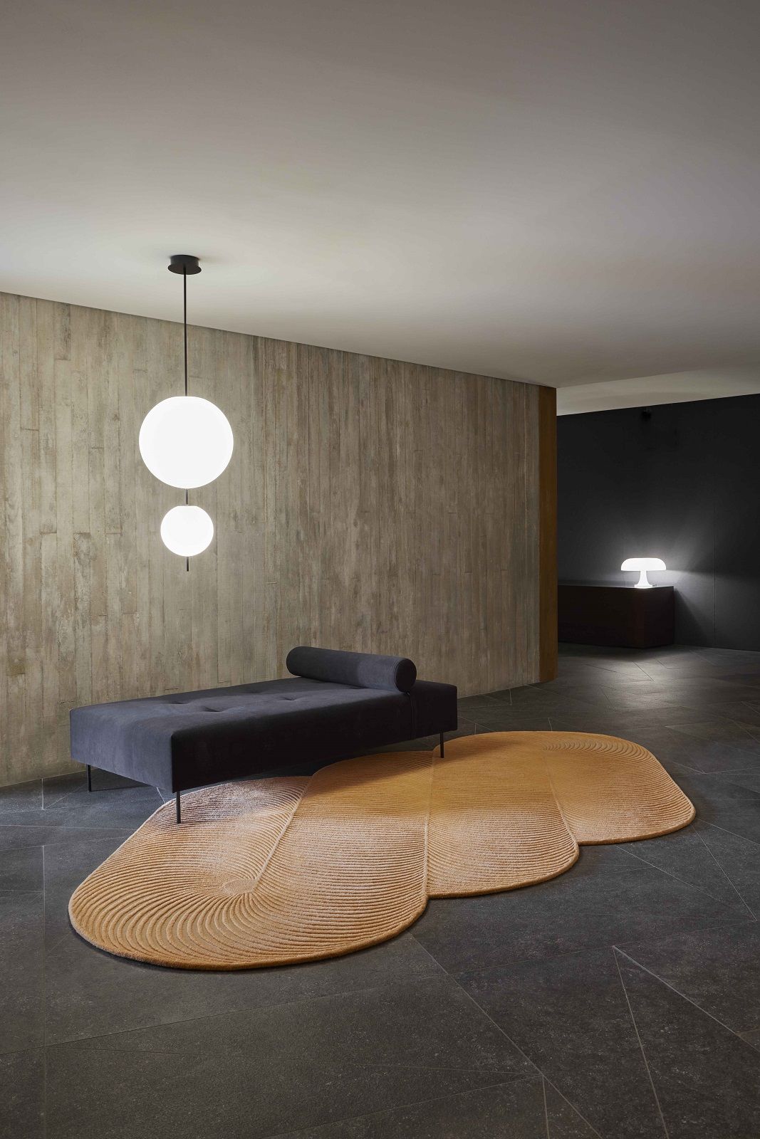 Giro Rug Teppich von Gan, abstrakter Design-Teppich in Beige im modernen Wohnzimmer.