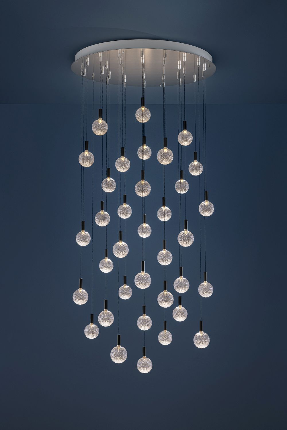 Par Pendelleuchte von Catellani & Smith: Moderne Hängeleuchte mit vielen leuchtenden Glaskugeln.