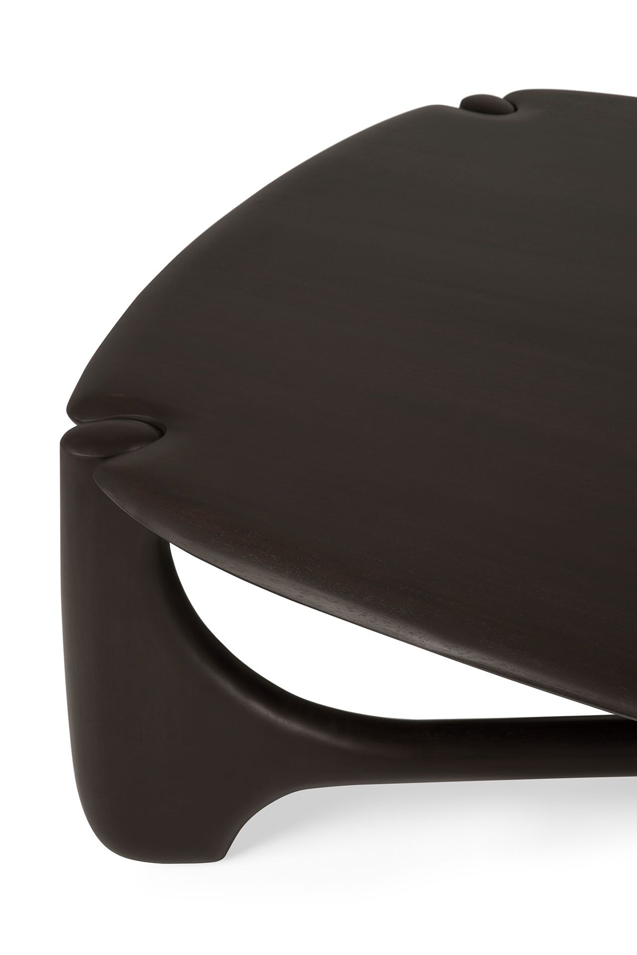 Detailaufnahme des Ethnicraft PI Couchtischs aus dunklem Holz mit einzigartigem, modernem Design.