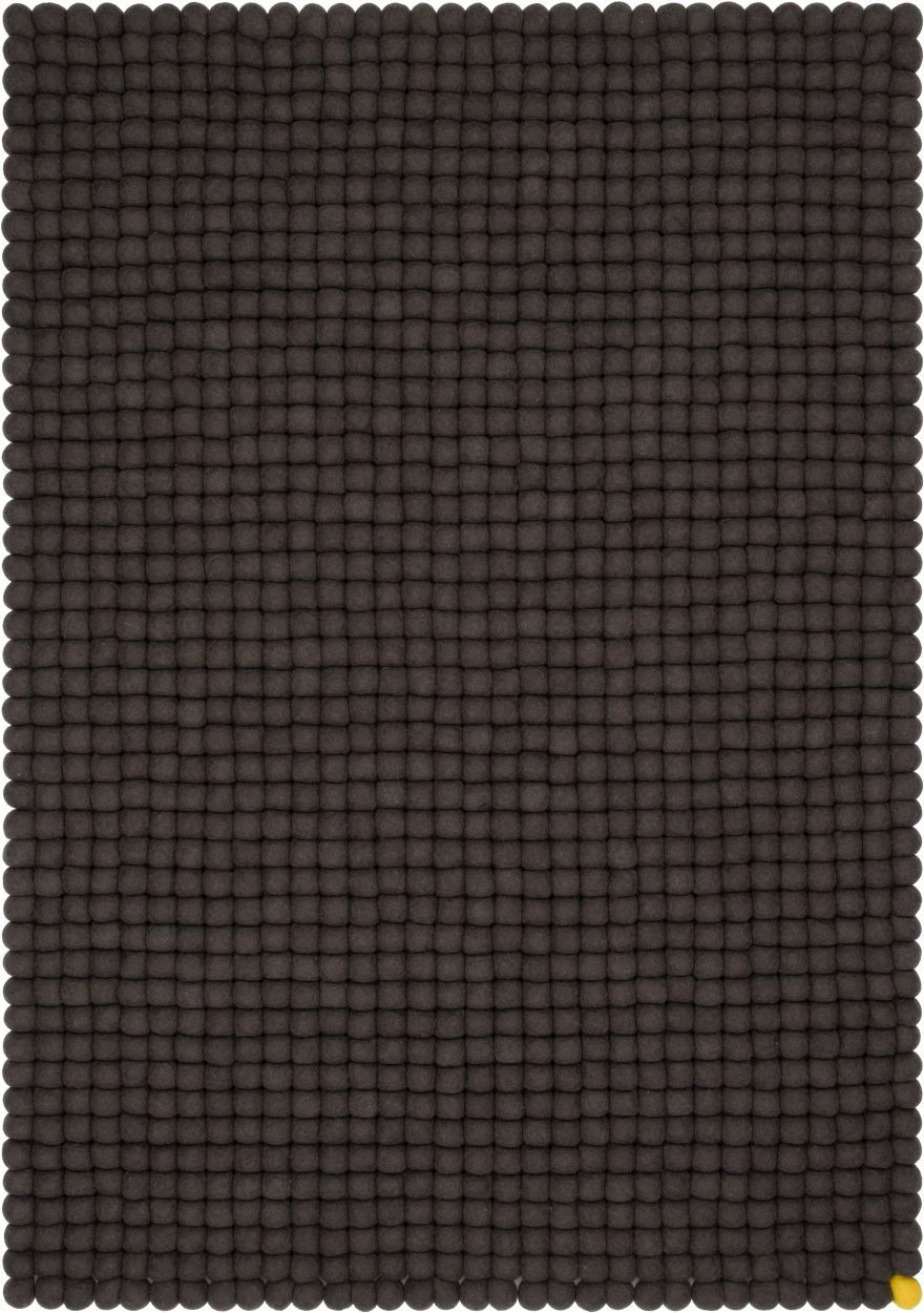 Anthrazitfarbener Big One Filzteppich (140x200 cm) von myfelt, gefertigt aus vielen kleinen Filzkugeln.