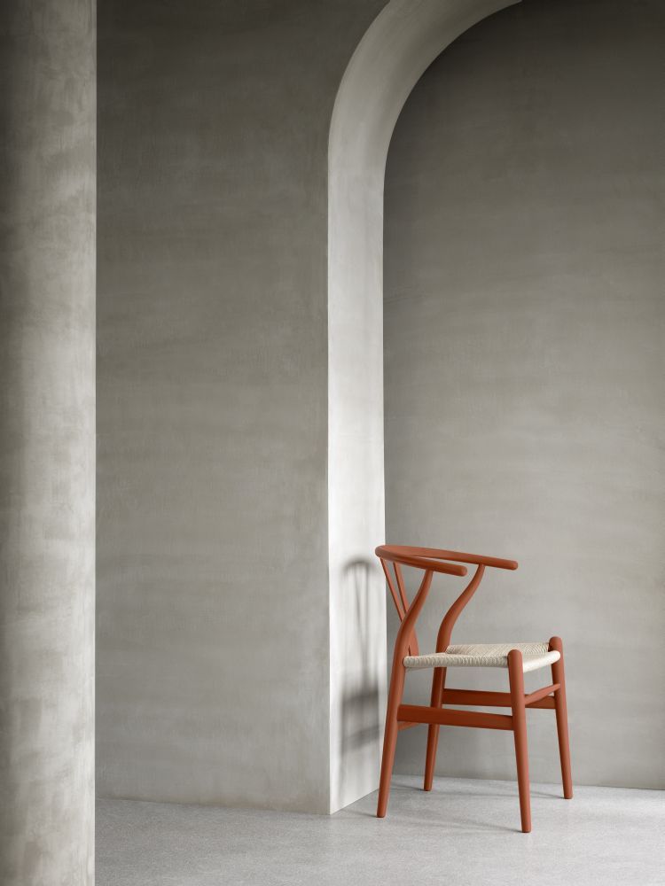 Terrakottafarbener CH24 Wishbone Chair Stuhl von Carl Hansen & Søn mit heller Sitzfläche.