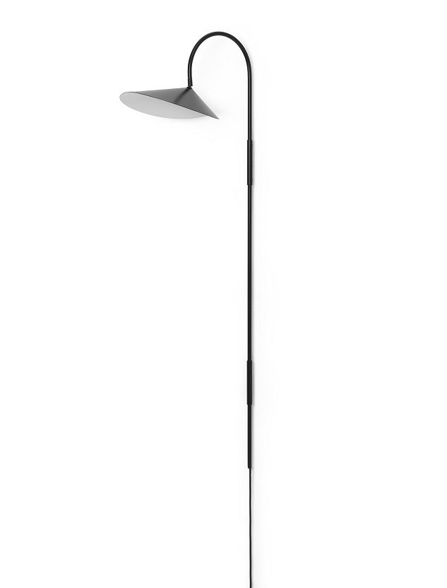 Schwarze Arum Wandleuchte von Ferm Living mit konischem Lampenschirm und minimalistischem Design.