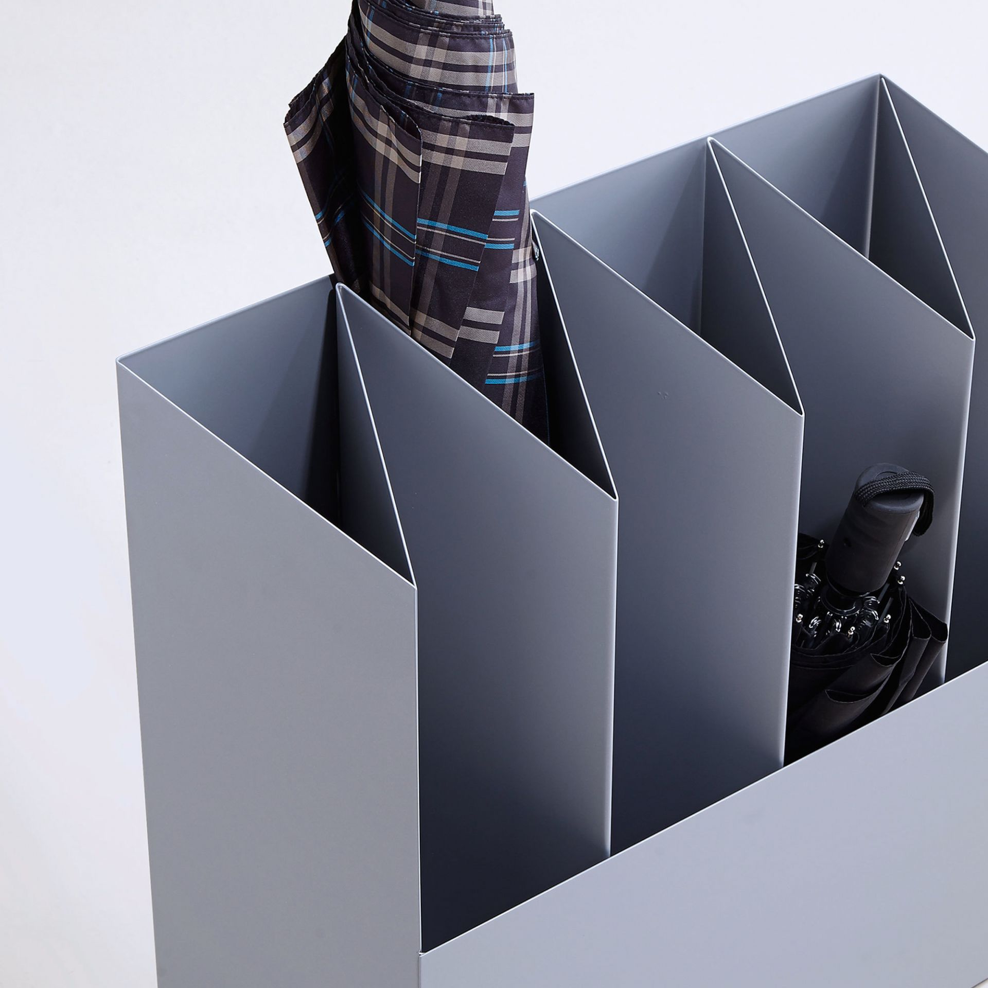 Kant Schirmständer Mox in Weiß mit zwei Schirmen. Moderner Schirmständer für Flur und Eingangsbereich.