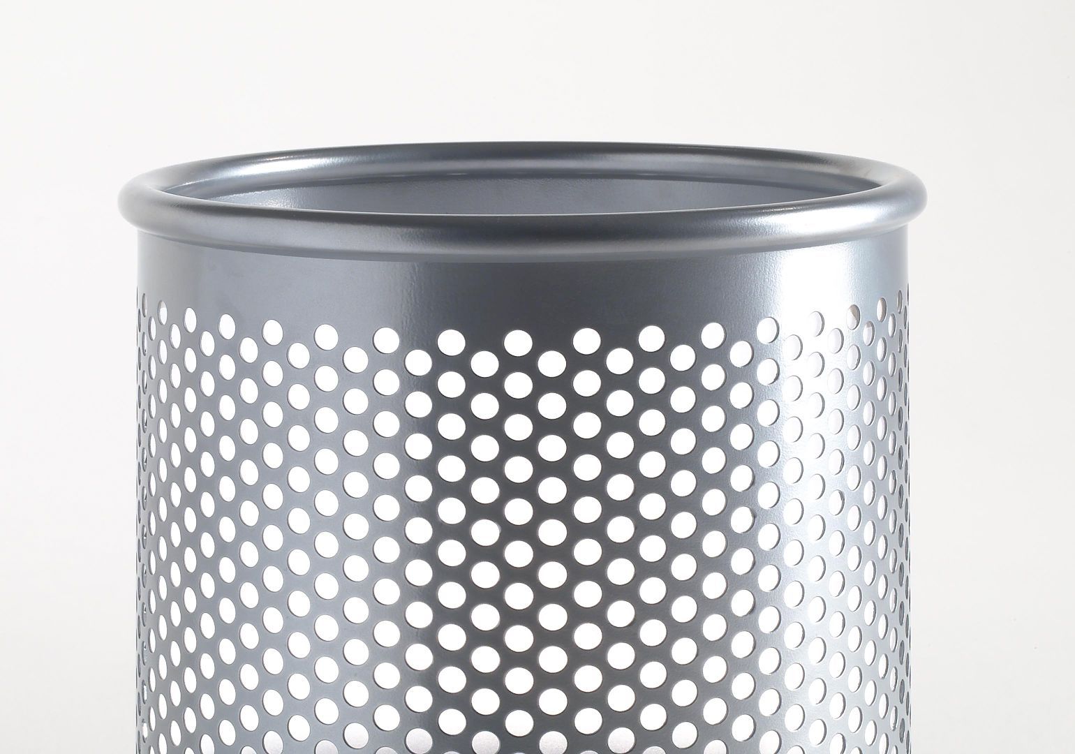 Silberner Cribbio Schirmständer/Papierkorb mit Lochmuster, ideal für Büro oder Zuhause. Modernes Design.