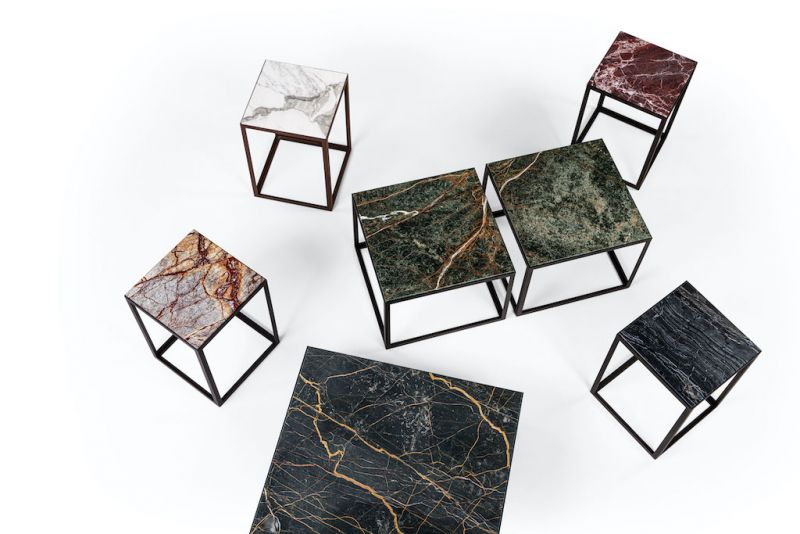 Janua SC 54 Couchtische mit Marmorplatten und schwarzem, pulverbeschichtetem Stahlgestell auf weißem Hintergrund.