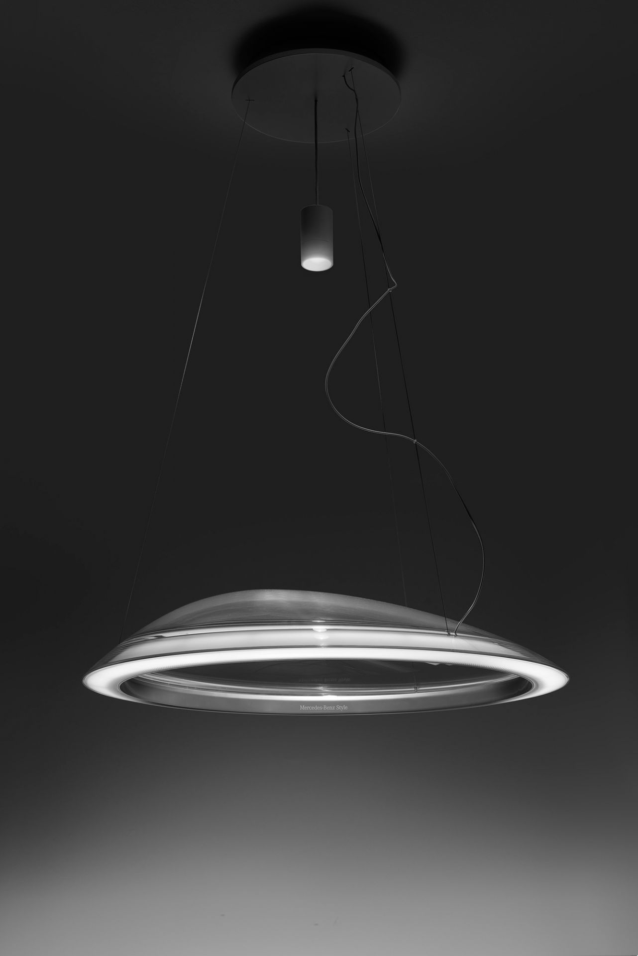 Ameluna Pendelleuchte von Artemide: Moderne Hängelampe mit ringförmigem LED-Licht und Push-Dimmer Funktion.