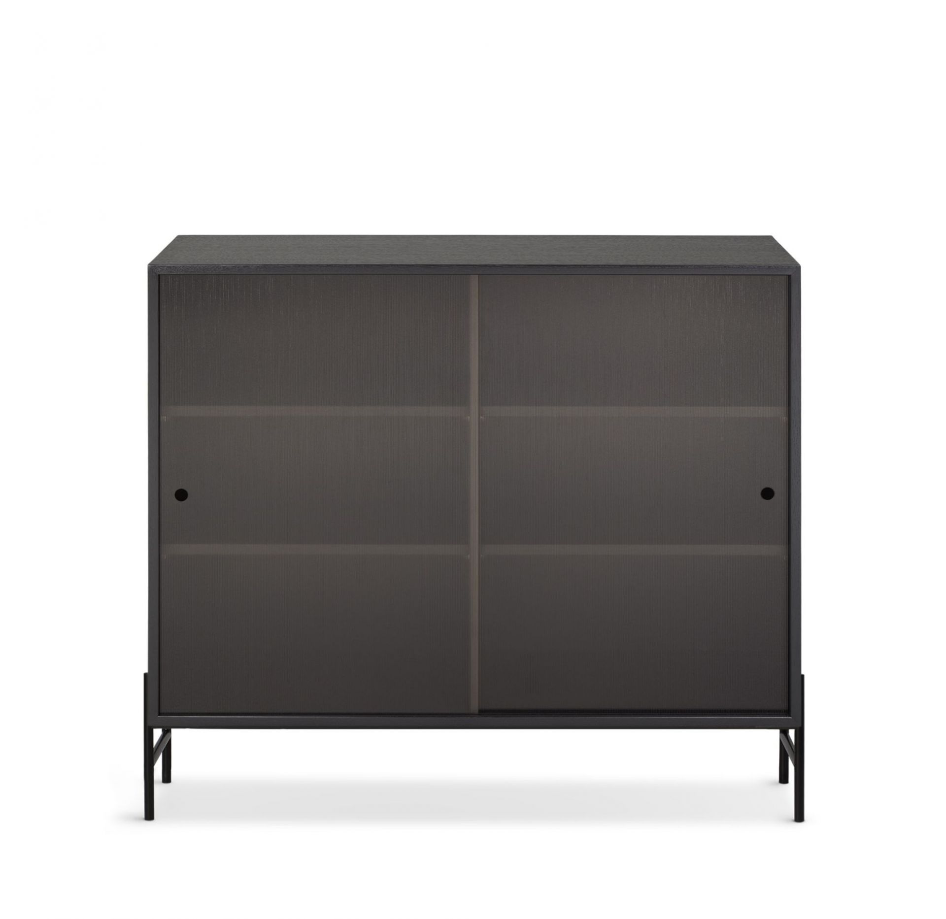 Hifive Glasvitrine Low, 100cm breit, in Eiche schwarz mit Schiebetüren und Regalböden.