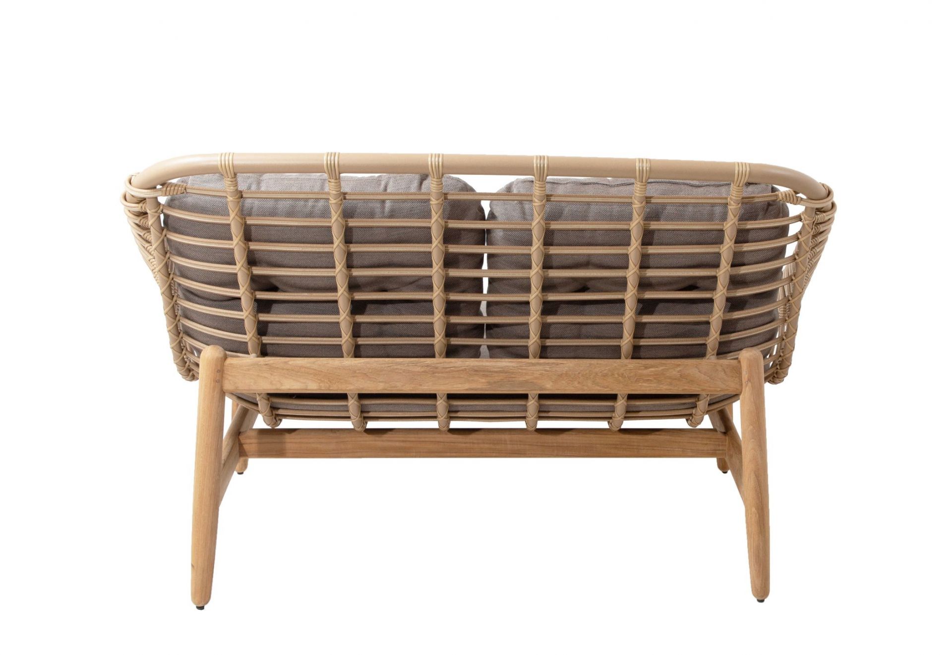 Rückansicht des Cane-Line Strington Outdoor Sofas mit natürlichem Rattan und grauen Kissen.