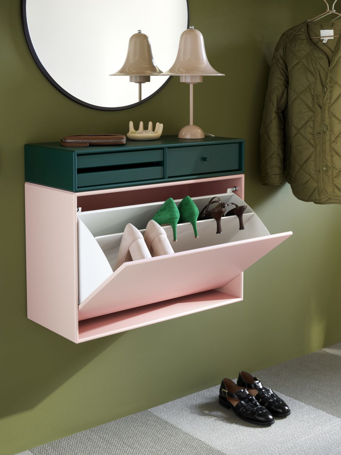 Makeup Schminktisch Flint Montana: Wandmontierter Schminktisch in Grün und Rosa mit Schubladen und Spiegel.