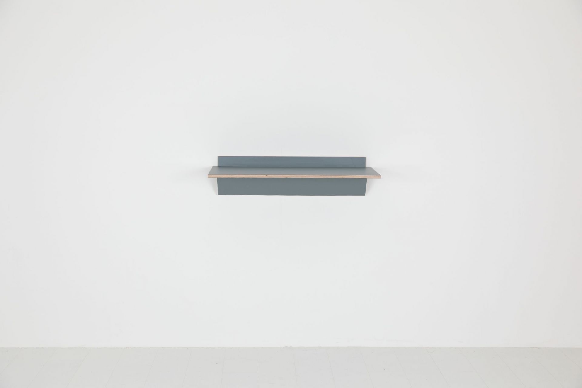 MONIKA Klapptisch: Grauer, minimalistischer Wandtisch aus Holz, ideal für kleine Räume und flexibles Wohnen.