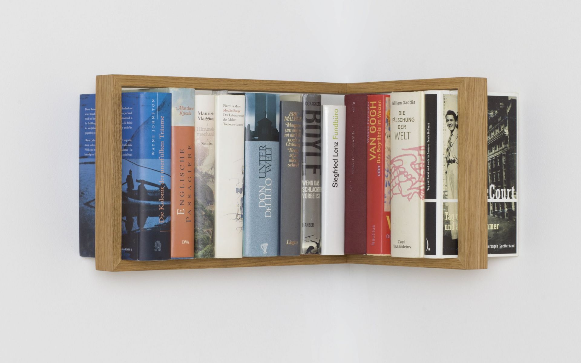 Eiche Regal "b-eck2 das kleine b" an der Wand, gefüllt mit Büchern. Bücherregal aus Holz.