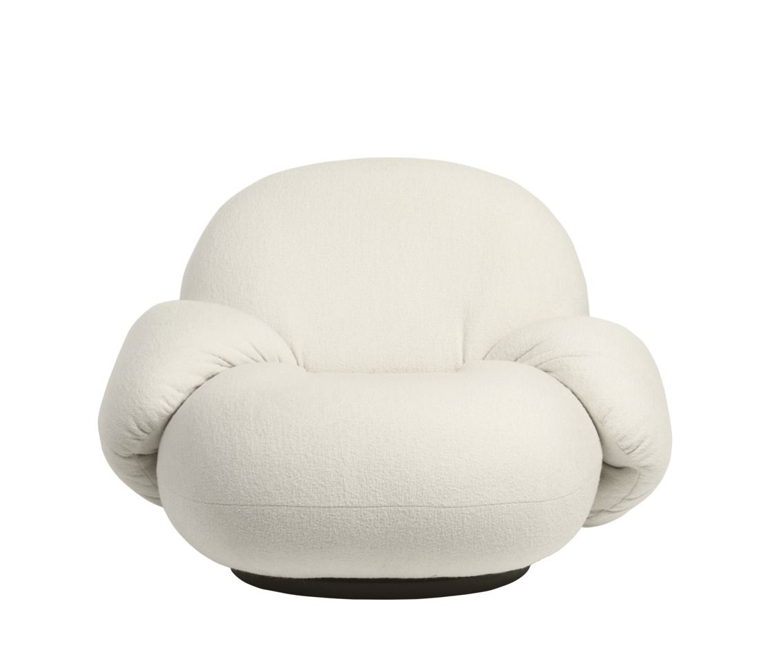 Elfenbeinfarbener Pacha Lounge Chair Sessel von Gubi mit Armlehnen und schwarzem Drehfuß.