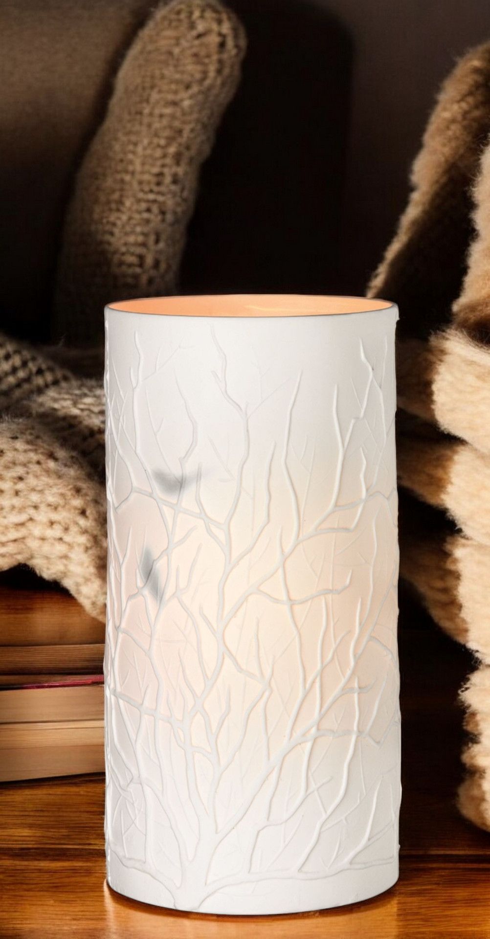 Zuhause Zylinderleuchte mit Zweige-Design, eine moderne Tischleuchte für stimmungsvolle Beleuchtung im Wohnzimmer.