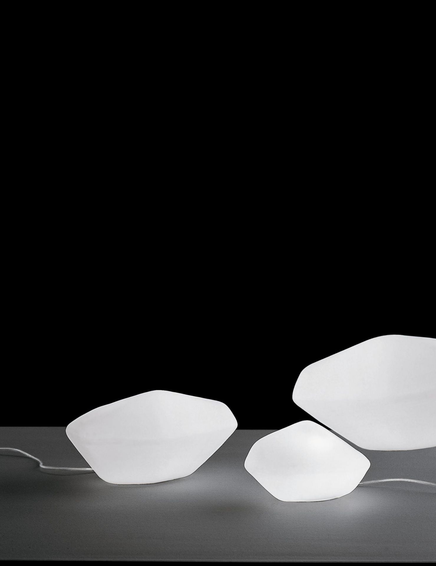 Drei Stone of Glass Bodenleuchten von Oluce, weiße Outdoor-Leuchten in Steinform.