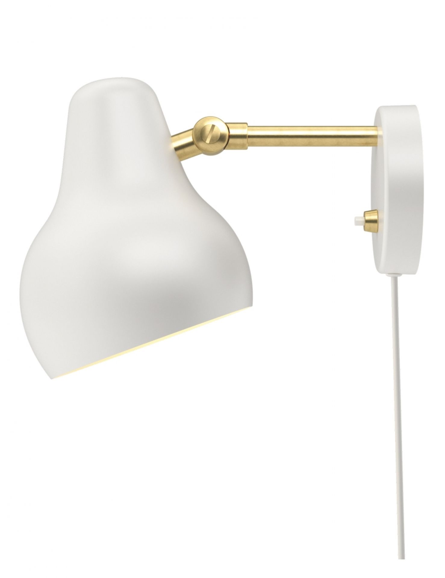 Weiße VL38 Wandleuchte von Louis Poulsen mit Messingdetails, schwenkbarem Arm und Kabel für die Wandmontage.