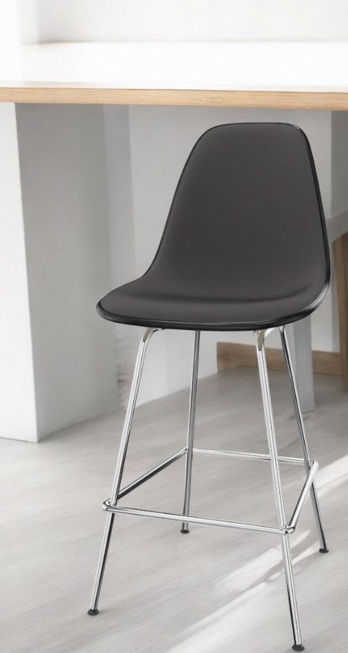 Schwarzer Eames Plastic Bar Stool Barhocker mit Vollpolsterung und Chromgestell für Küche oder Bar.