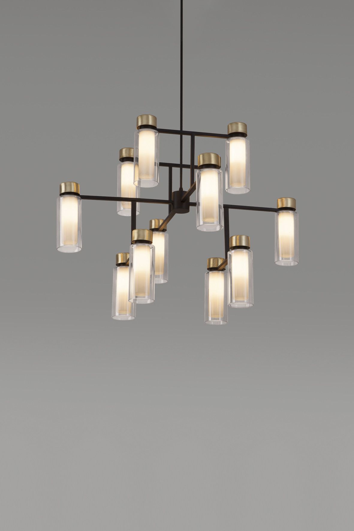 Osman Kronleuchter von Tooy: Moderne Hängeleuchte mit zylindrischen Glaslampenschirmen und Messingdetails.