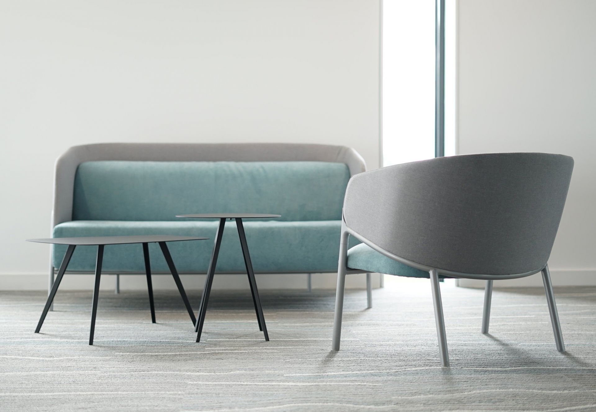 Agorà Beistelltisch von Segis, rechteckig, aus Aluminium, in modernem Büroambiente mit Sessel und Sofa.