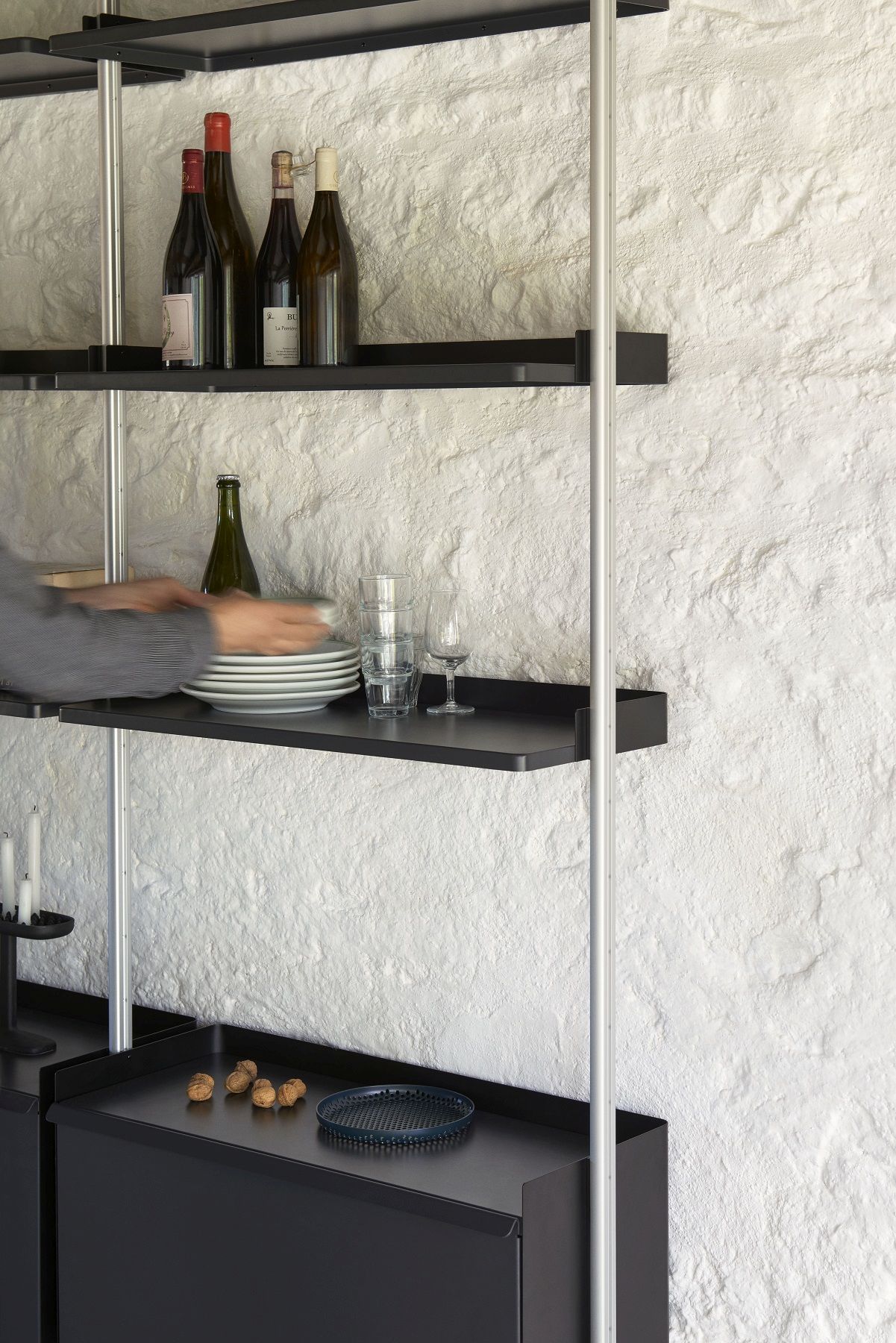 Pier System Regal mit Stahlblau-Aluminium Rahmen, mit Geschirr, Gläsern und Weinflaschen dekoriert.