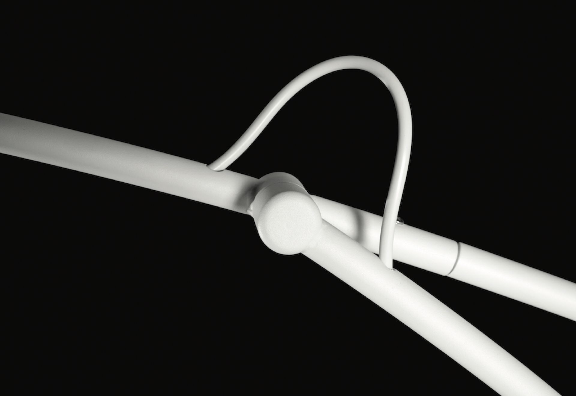 Detailaufnahme der weißen Vertigo Nova Stehleuchte von Petite Friture, minimalistisches Design mit filigranen Linien.