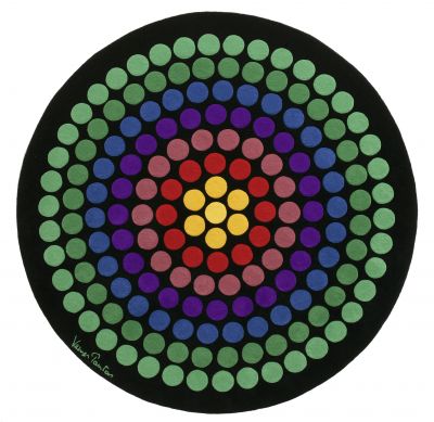 Runder Panton Teppich mit farbenfrohem Punktmuster auf schwarzem Grund. Designercarpets Teppich für Wohnraum.