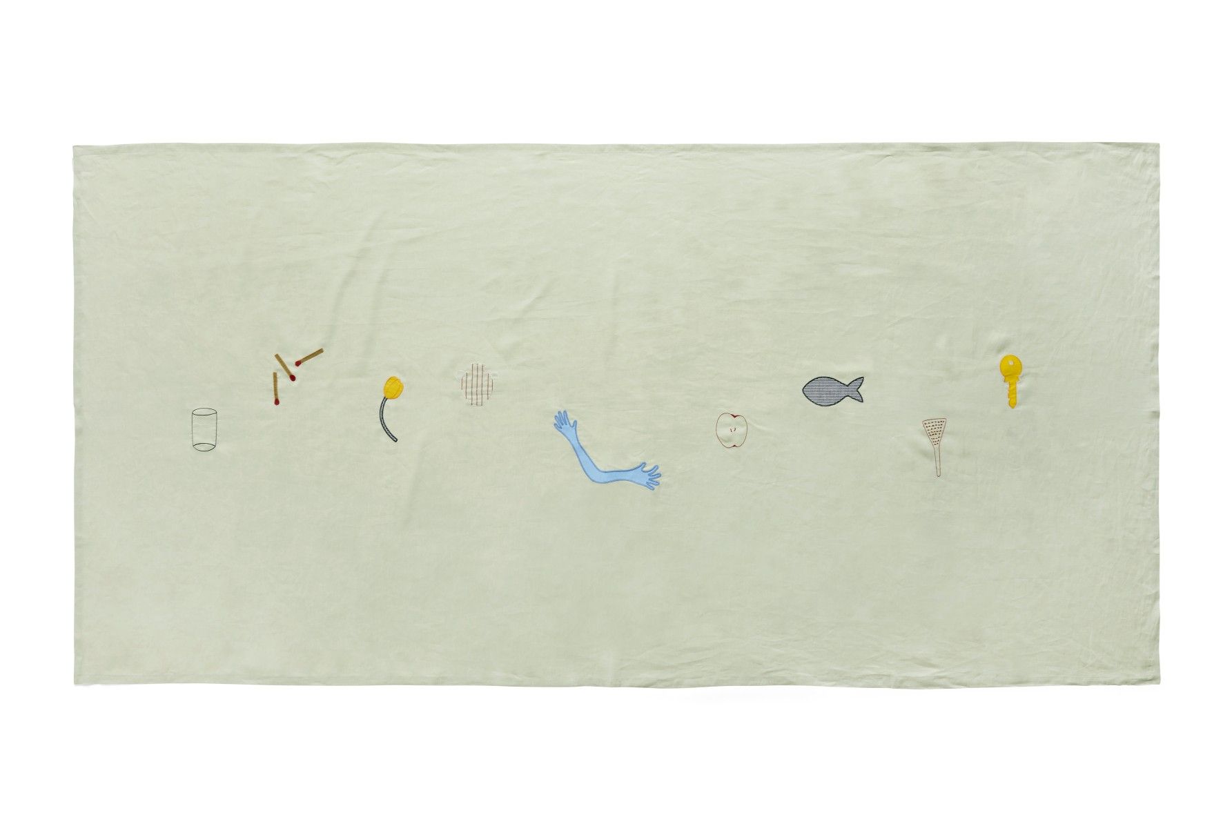 Grüne Sobremesa Tischdecke von Hay mit aufgestickten Motiven wie Fisch, Apfel und Hand.