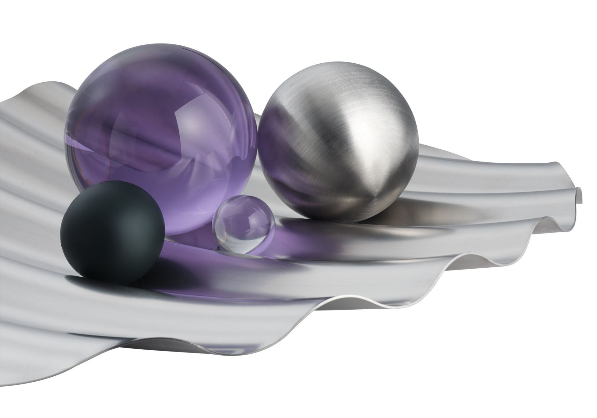 Muuto Wave Tray Schale mit lila, schwarzer, silberner und transparenter Kugel als dekoratives Wohnaccessoire.