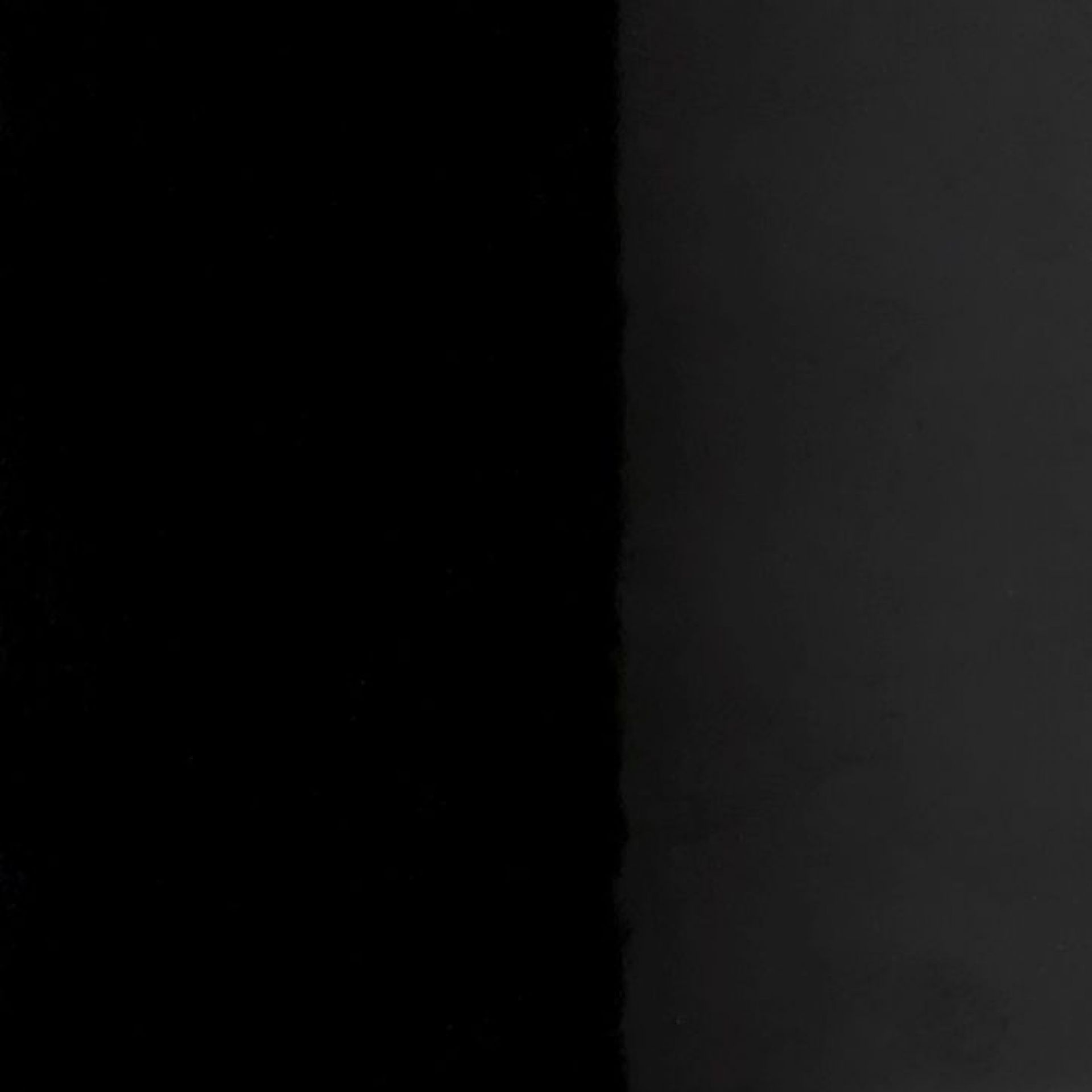 Detailaufnahme der schwarzen, glänzenden Oberfläche der Fungi Bodenleuchte Favius.