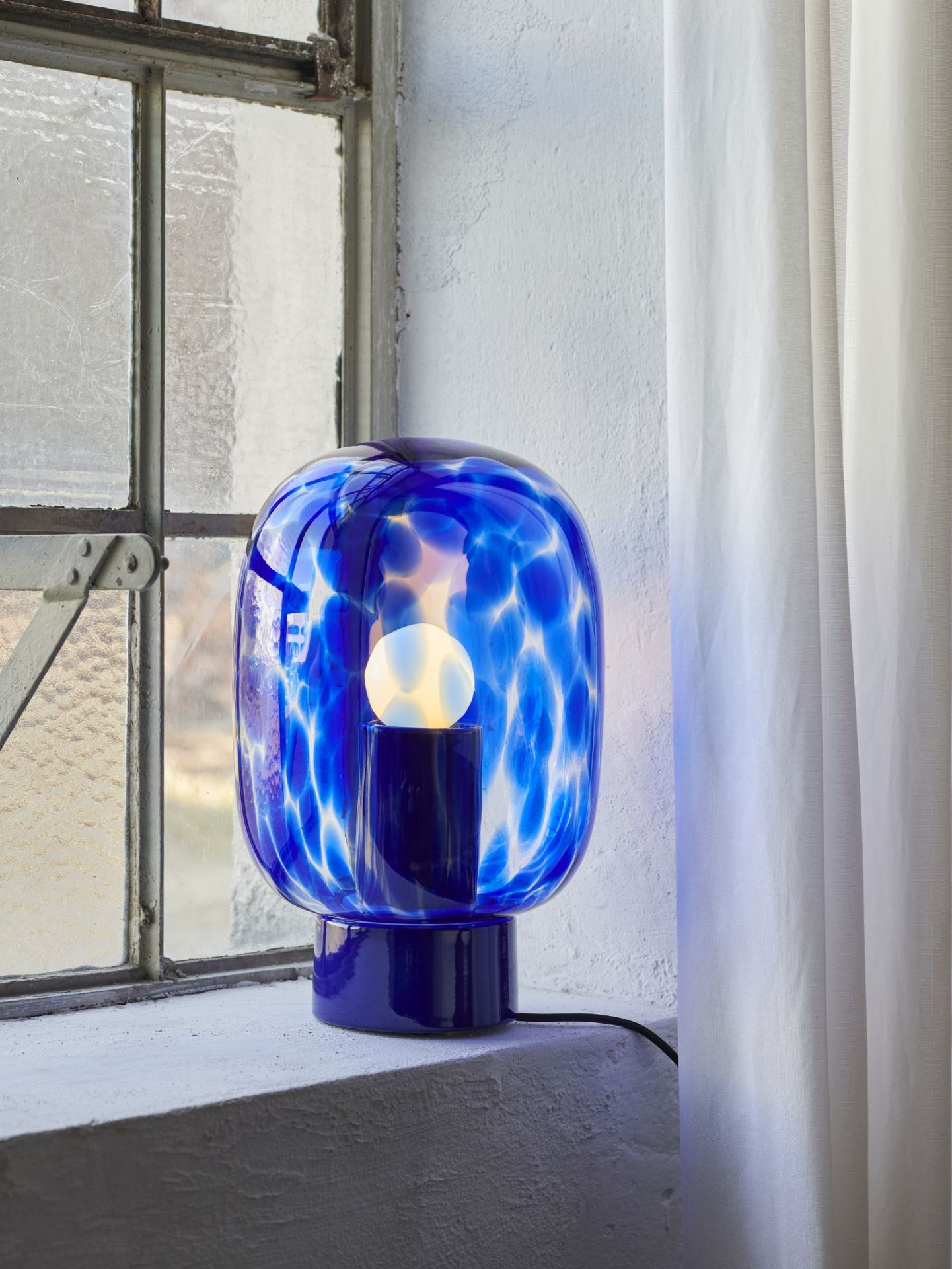 Blaue Flakes Tischleuchte mit Muster auf Fensterbank, moderne Lampe für Wohnzimmer.