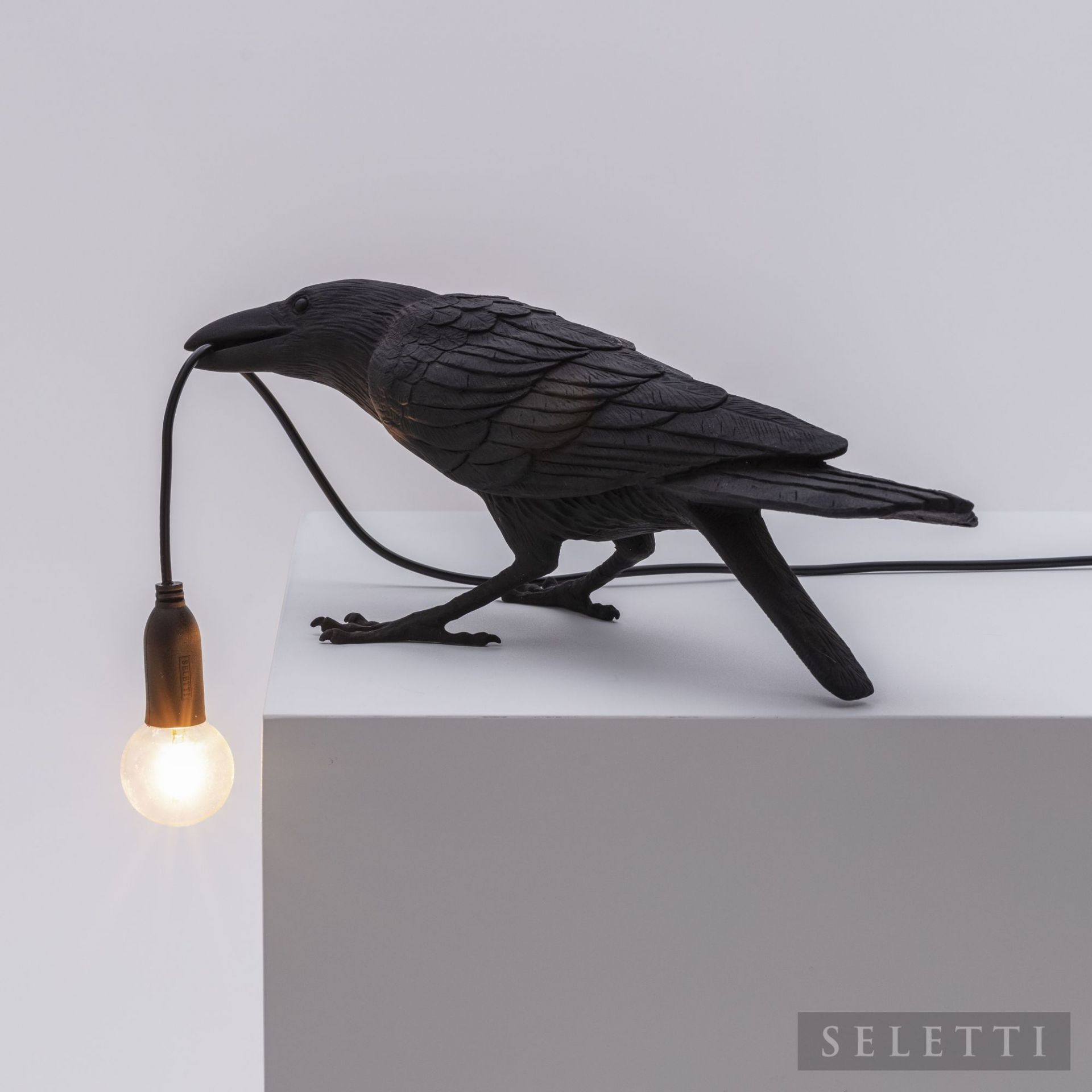 Schwarze Bird Lamp Playing Leuchte von Seletti: Dekorative Tischleuchte in Form eines Raben mit Glühbirne.