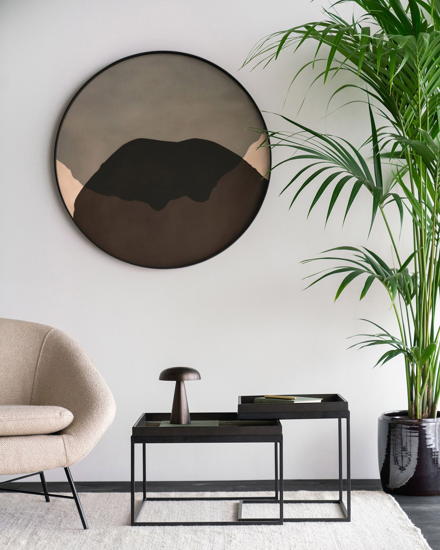 Quadratischer Couchtisch 2er Set von Ethnicraft in Schwarz, minimalistisches Design mit Metallgestell und Tablett.