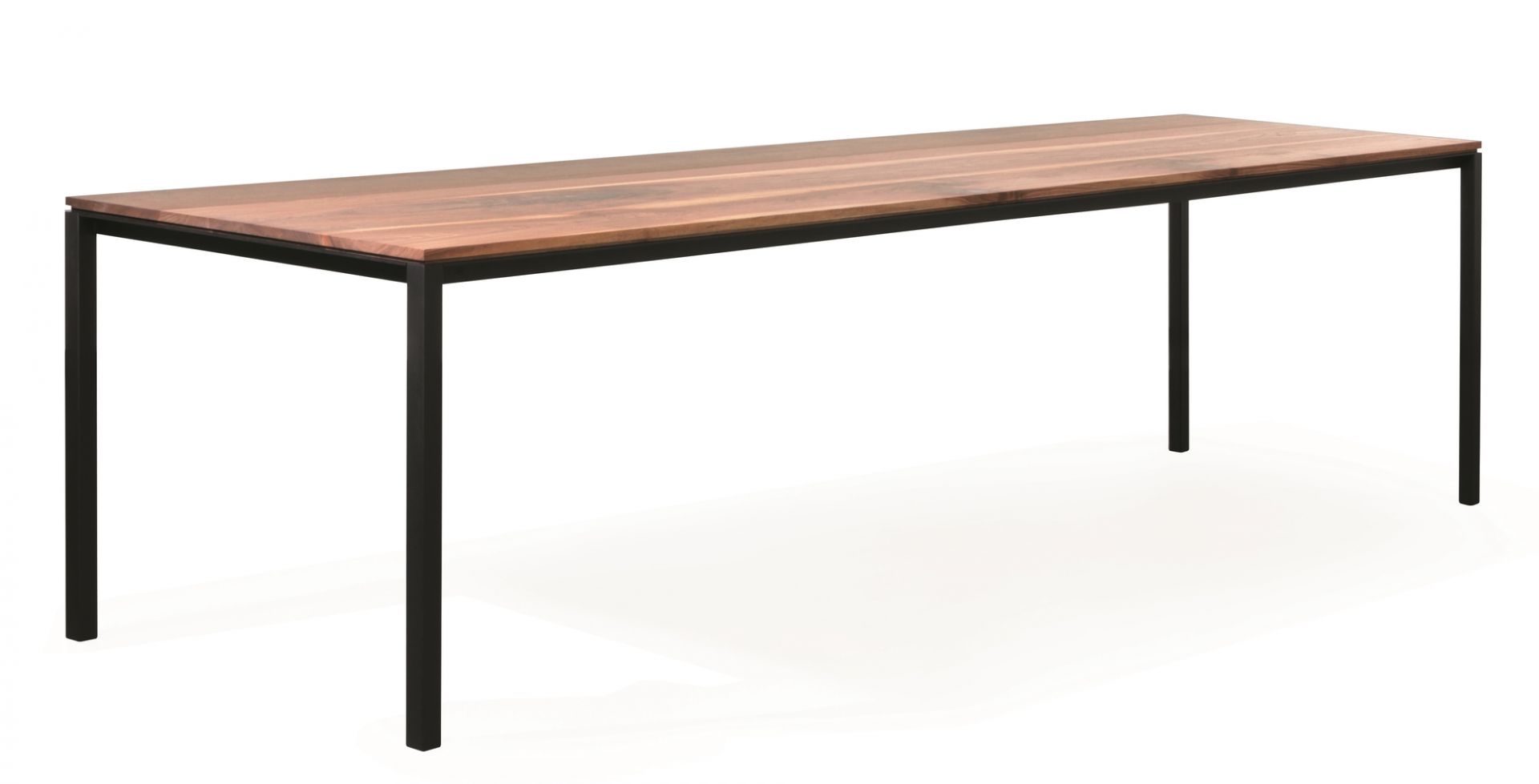 Janua S 600 Tisch mit Eiche Tischplatte und schwarzem Stahlgestell.