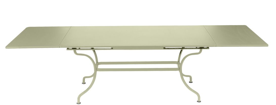 Ausgezogener Romane Tisch von Fermob, ein großer Gartentisch aus Metall in Lindgrün.
