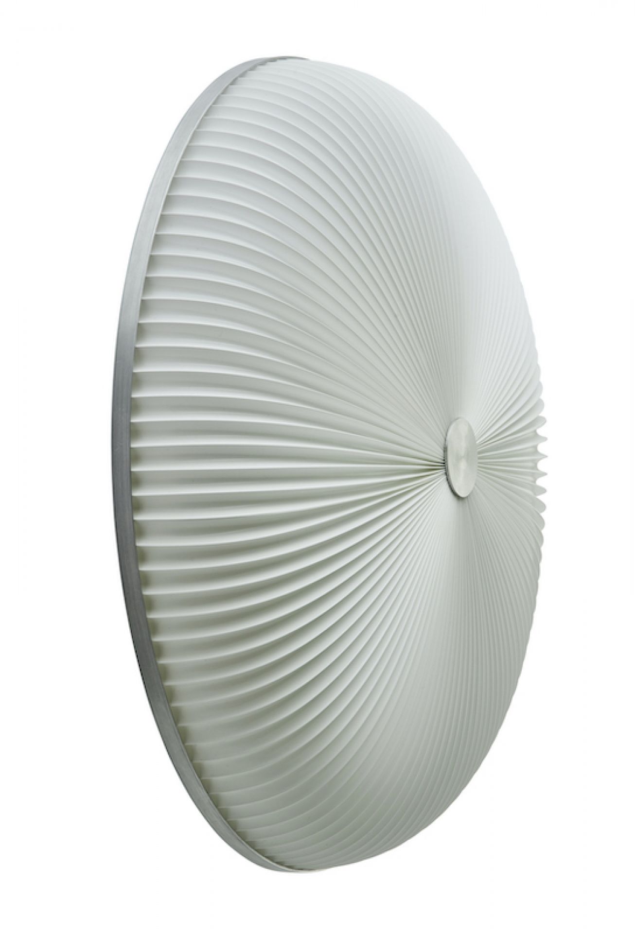 Le Klint Lamella Deckenleuchte: Runde, weiße Lamellenleuchte mit silbernem Rahmen für Wand oder Decke.