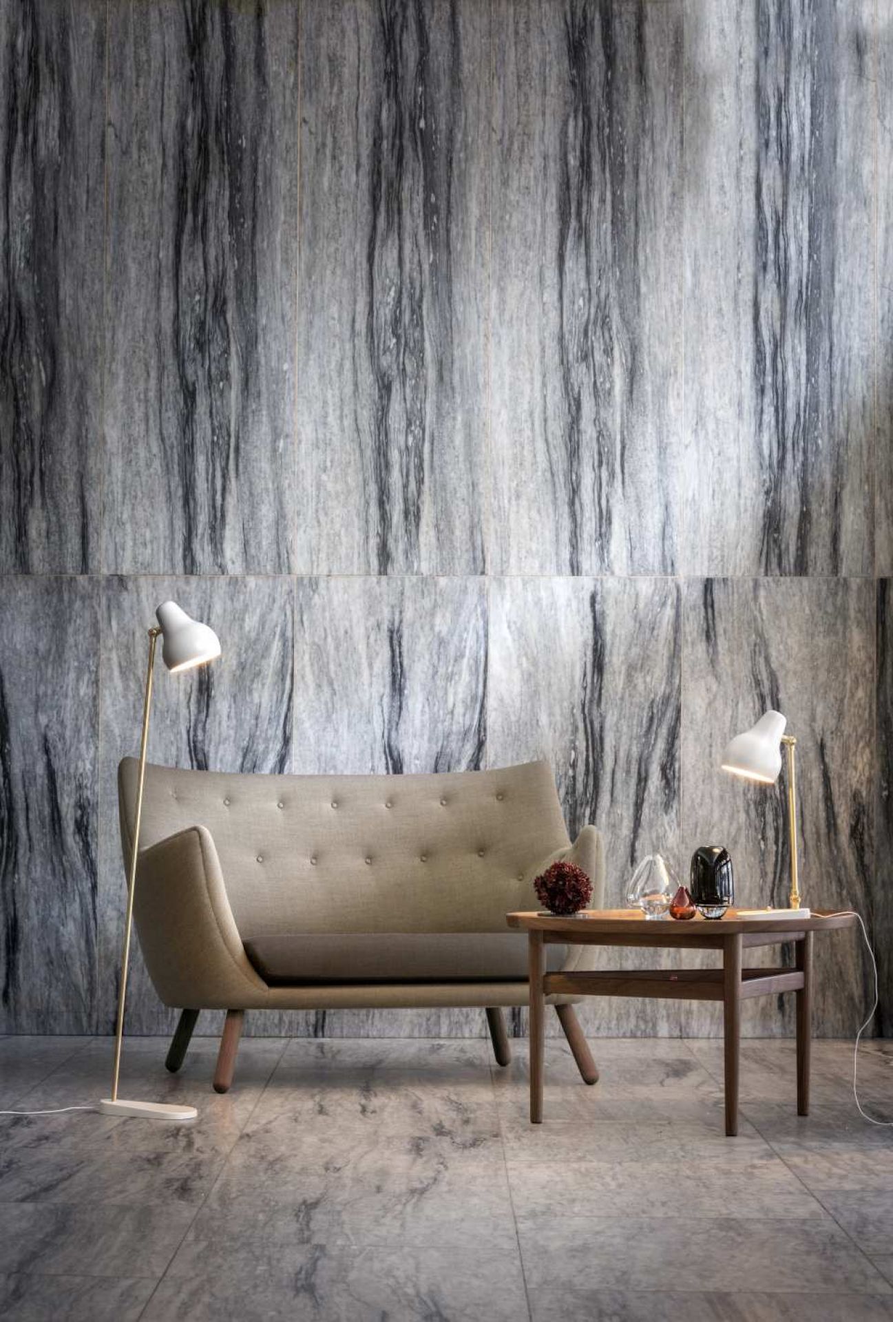 VL38 Tischleuchte von Louis Poulsen, weiße Designlampe auf kleinem Tisch neben Sofa.