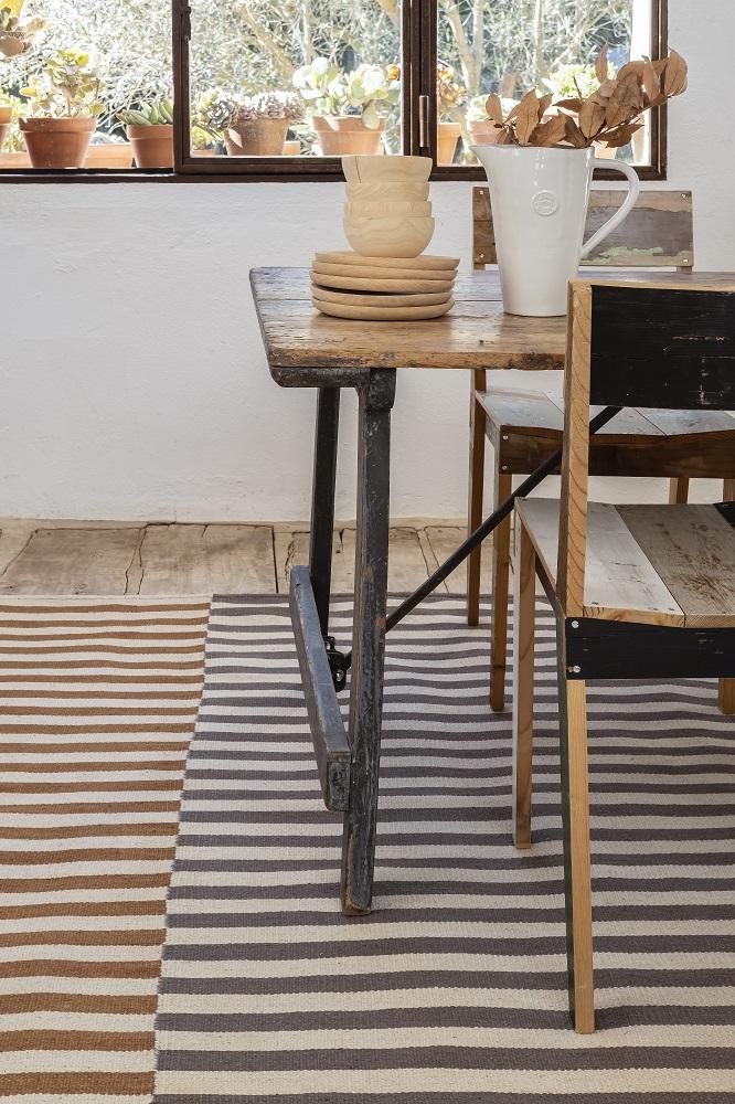 Nanimarquina Ceras Teppich: Gestreifter Wollteppich in Braun und Grau, 170x240 cm, im Wohnraum.