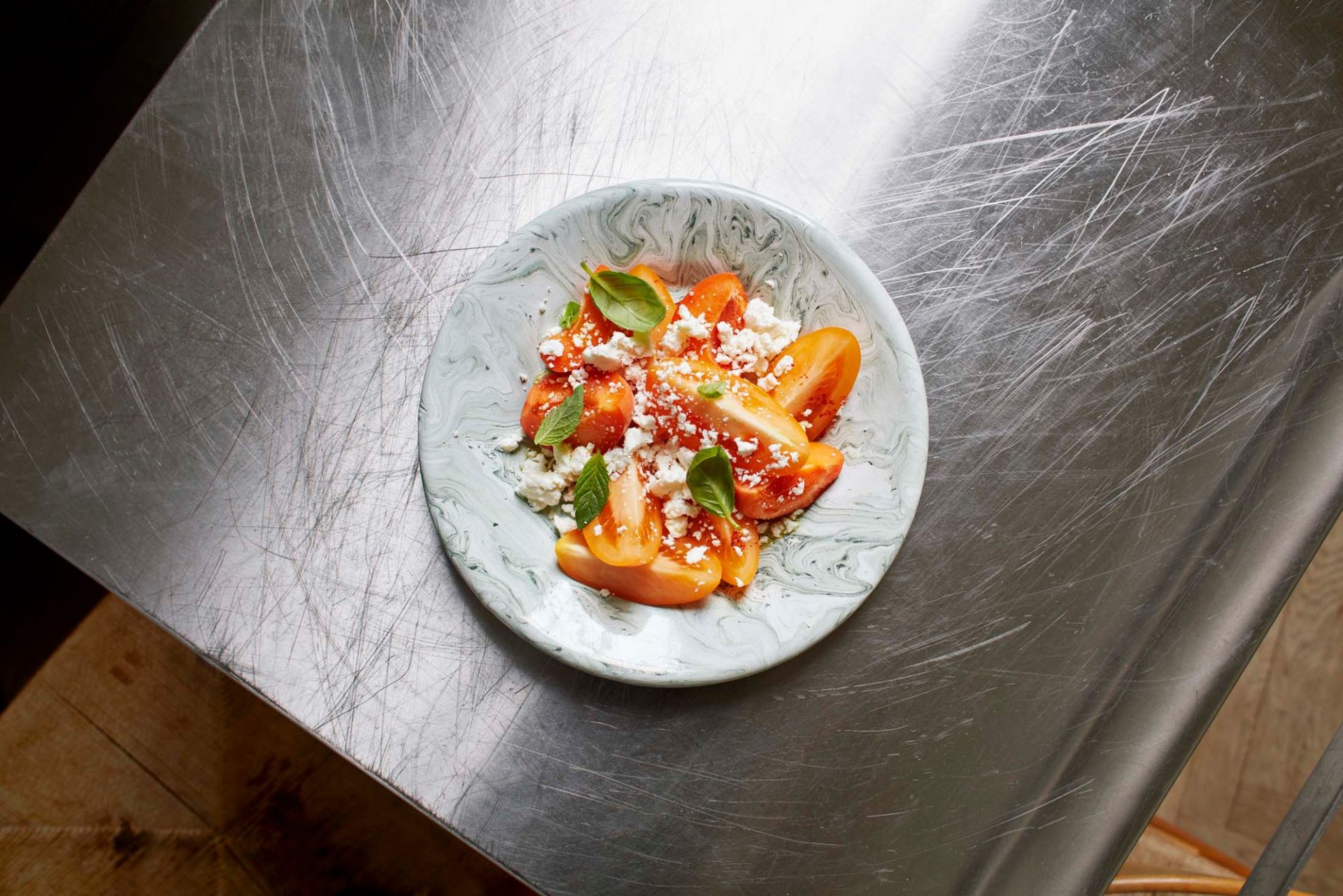 Nahaufnahme eines Salats im tiefen Hay Teller, Marmor-Optik, ideal für Vorspeisen und Desserts.