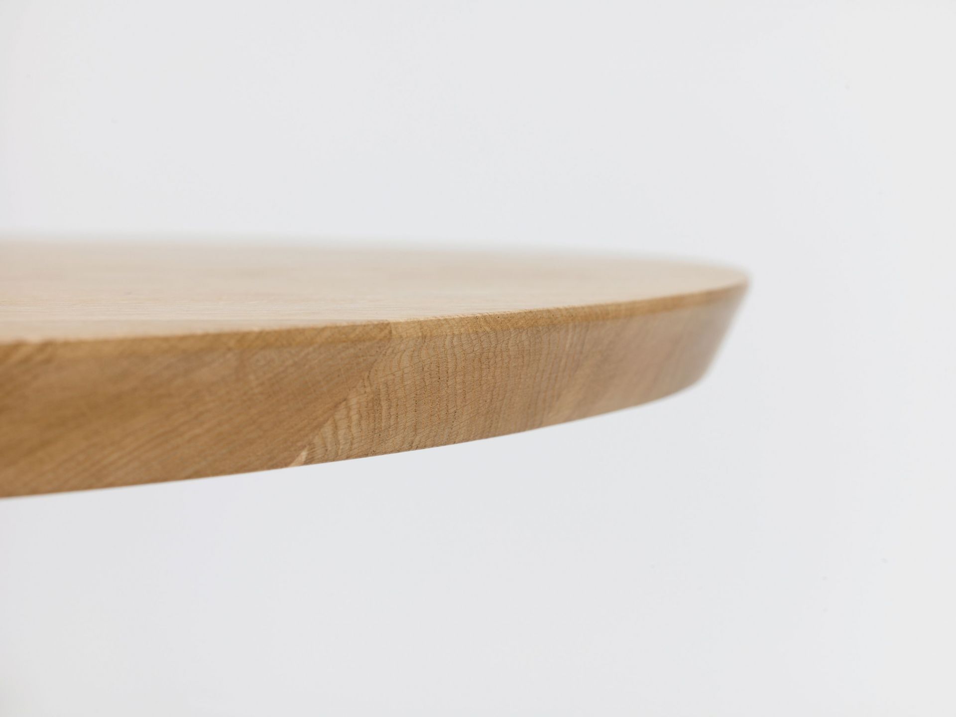 Detailaufnahme der Tischplatte des CENA Tisches: Rund, Holz, Esstisch für Esszimmer.