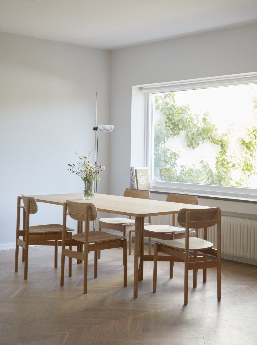 Esszimmer mit Esstisch und sechs hellen Holzstühlen, Vester Chair Stühle von Skagerak by Fritz Hansen.