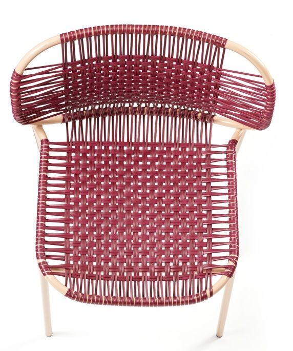Nahaufnahme des Cielo Stacking Chair in Rot-Pink Sand, ein stapelbarer Outdoor-Stuhl.