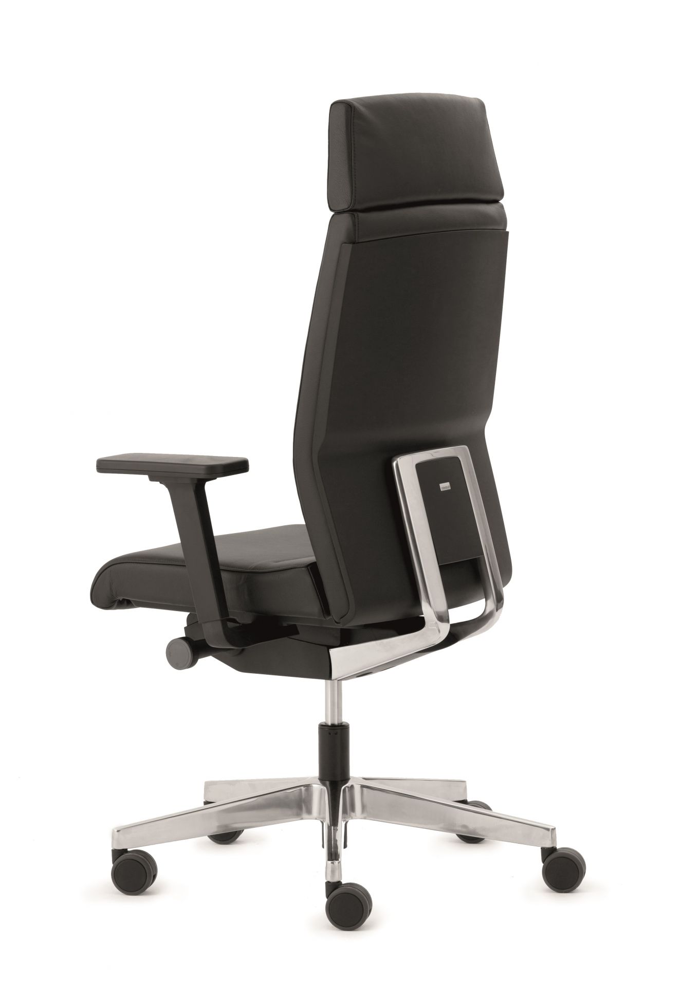 Rückansicht des schwarzen YOSTER Chefsessels von Interstuhl mit Armlehnen und Rollenfußkreuz.