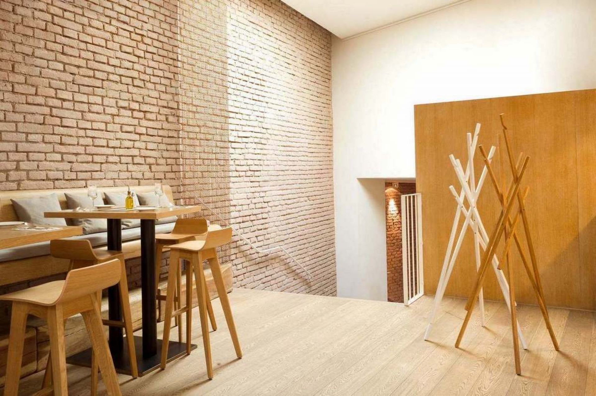 Sticks Garderobenständer aus geölter Eiche, ein modernes Einzelstück für Flur und Eingangsbereich.