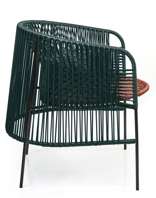 Caribe Chic Loungesessel: Moosgrüner Outdoor Sessel mit Kupfer Sitzfläche und schwarzem Gestell.