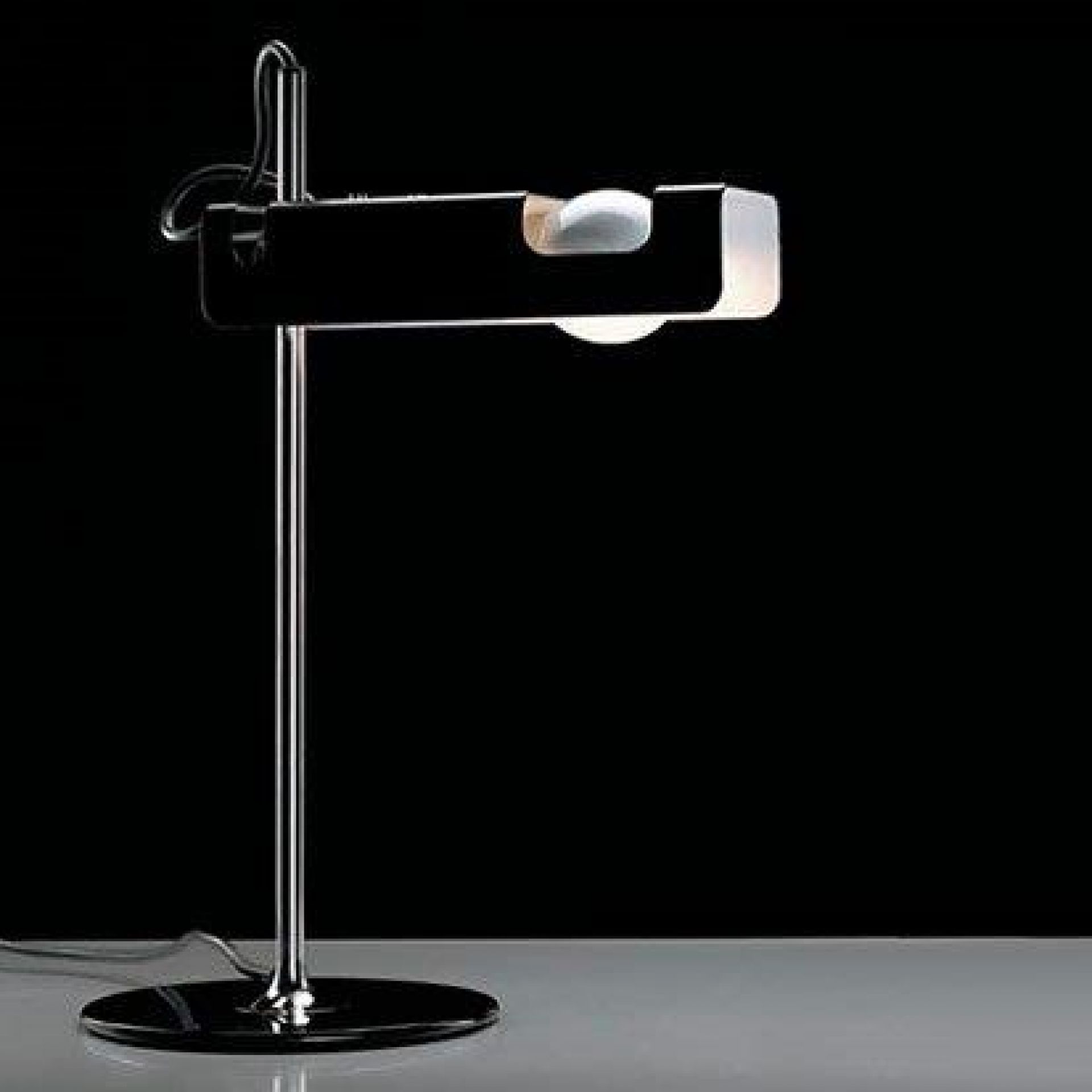 Schwarze Spider Tischleuchte von Oluce: Moderne Designleuchte für Schreibtisch oder Nachttisch.