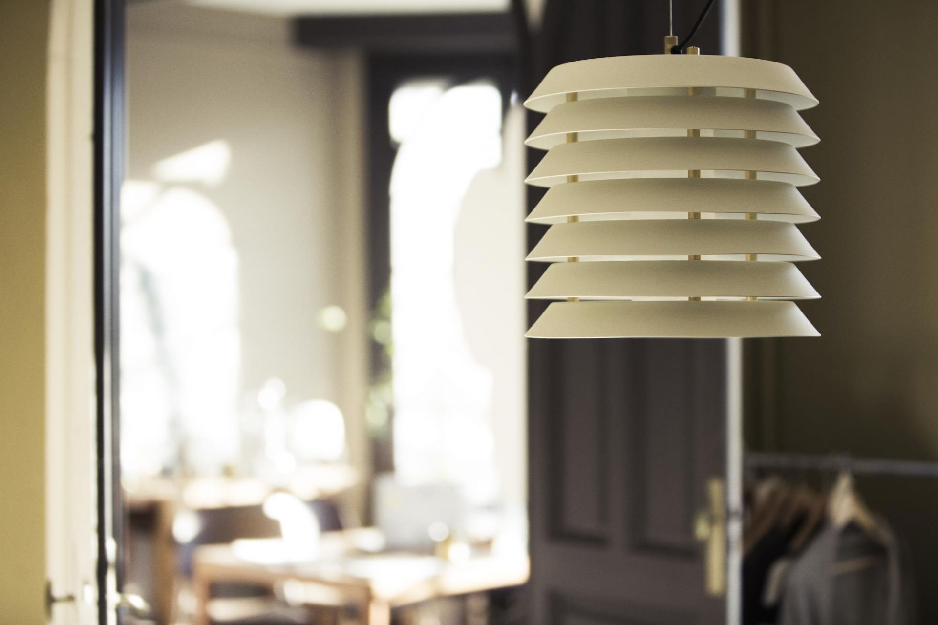 Nahaufnahme der Santa & Cole Maija 30 Hängeleuchte, eine moderne Pendelleuchte mit Schirm.