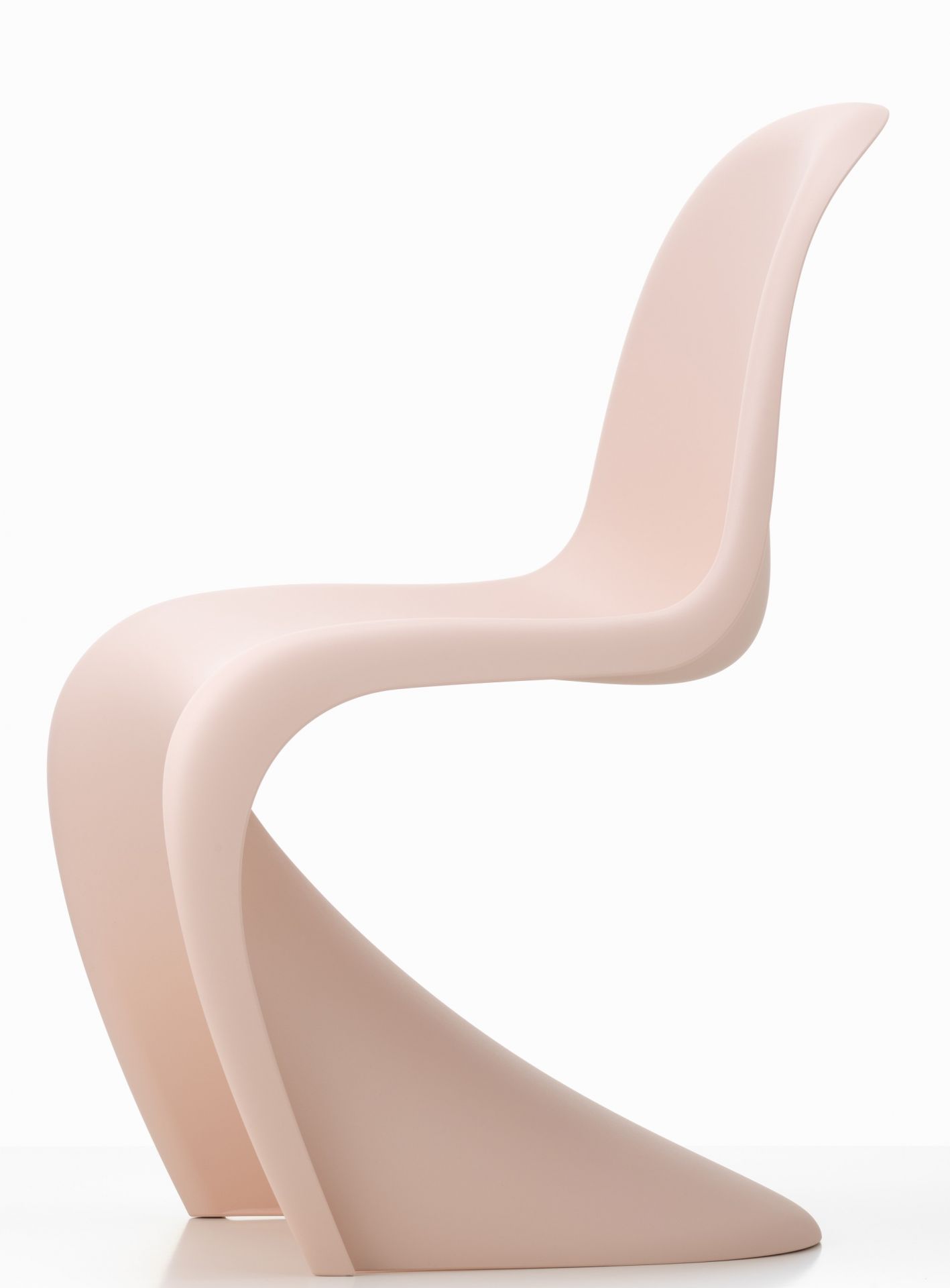 Panton Chair in Zartrosé: Designklassiker Kunststoffstuhl von Vitra in neuer Höhe, Seitenansicht.